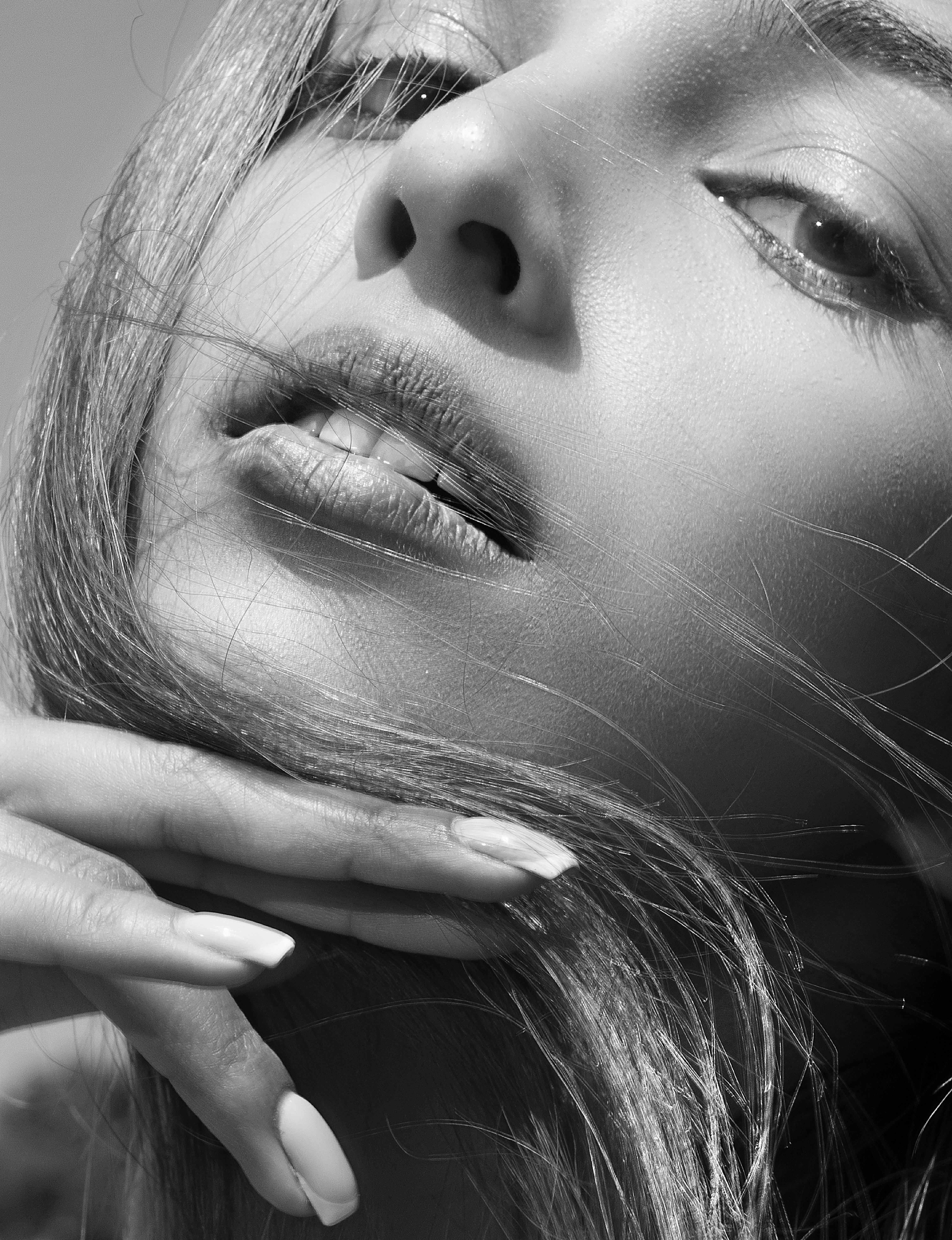 热播推荐剧集封面插图：人物与氛围