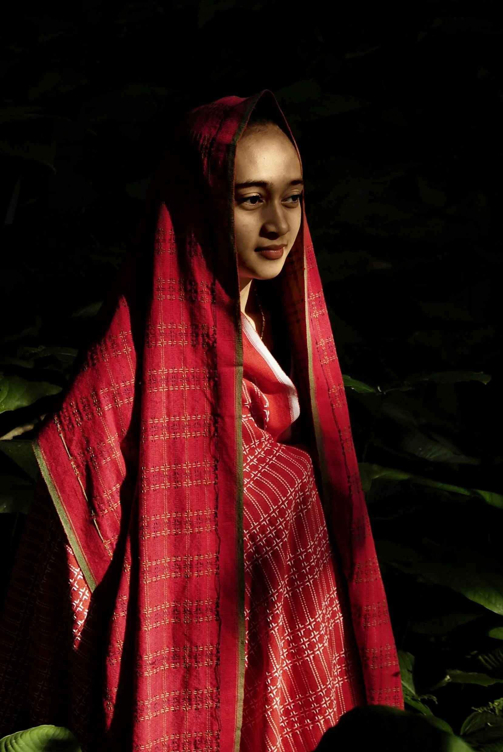 最新更新剧集封面插图：人物与街景